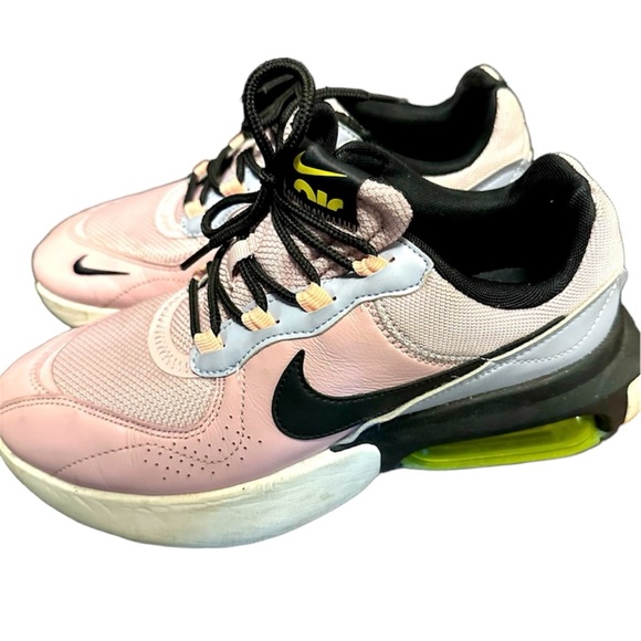 Women’s Nike shoes (like new) - Picture 1 of 2